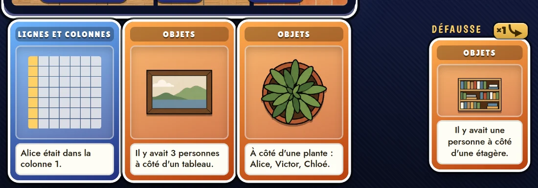 Trois cartes en main et, à droite, la dernière défaussée : la défausse est face visible et le rival la lit.